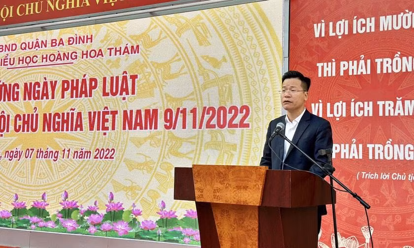 Ông Lê Đức Thuận - Trưởng phòng GD&amp;ĐT quận Ba Đình phát biểu tại buổi lễ.