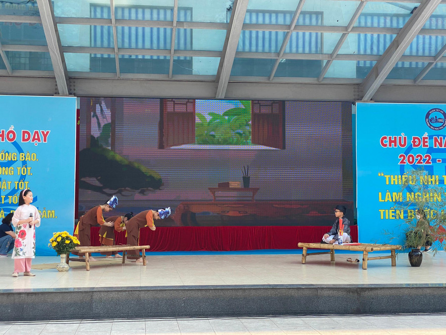 Một trong những phần thi được học sinh tiểu học thể hiện. Một trong những phần thi được học sinh tiểu học thể hiện.