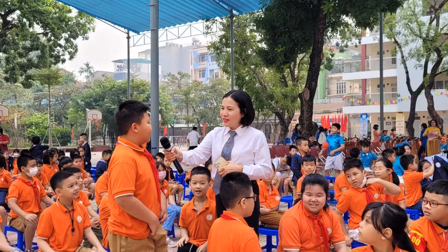 Giao lưu học sinh về kiến thức giáo dục pháp luật.