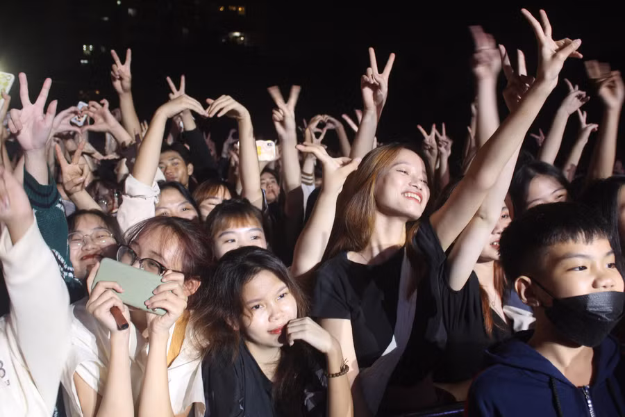 Sinh viên Trường Đại học Nội vụ Hà Nội hòa mình vào những tiết mục âm nhạc sôi nổi.