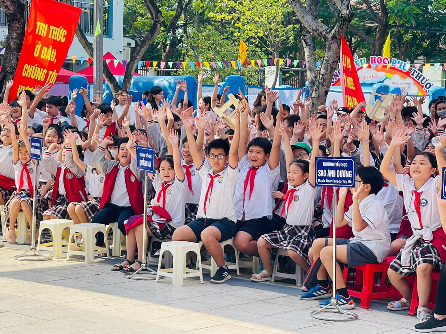 Học sinh quận Tây Hồ hào hứng tham dự Ngày hội. Học sinh quận Tây Hồ hào hứng tham dự Ngày hội.