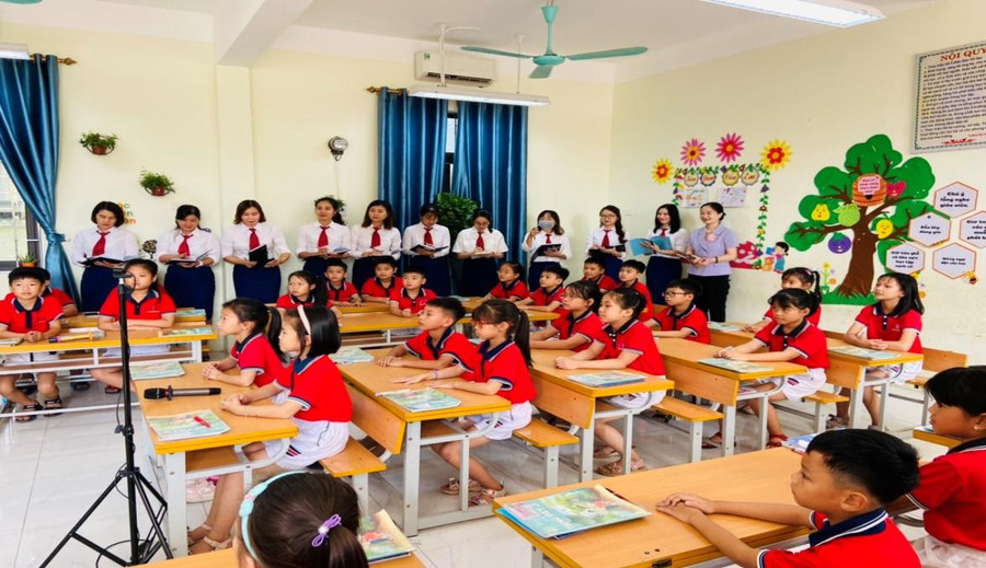 Các em học sinh tập trung cao nghe cô giáo đặt câu hỏi.