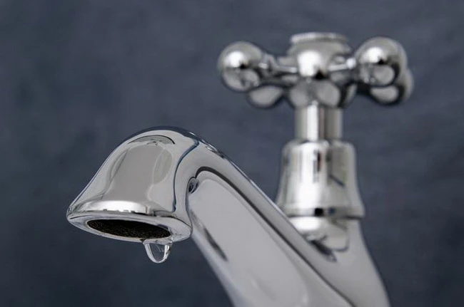Nguyên nhân gây ra tiếng “tí tách” của giọt nước rơi từ vòi rửa 