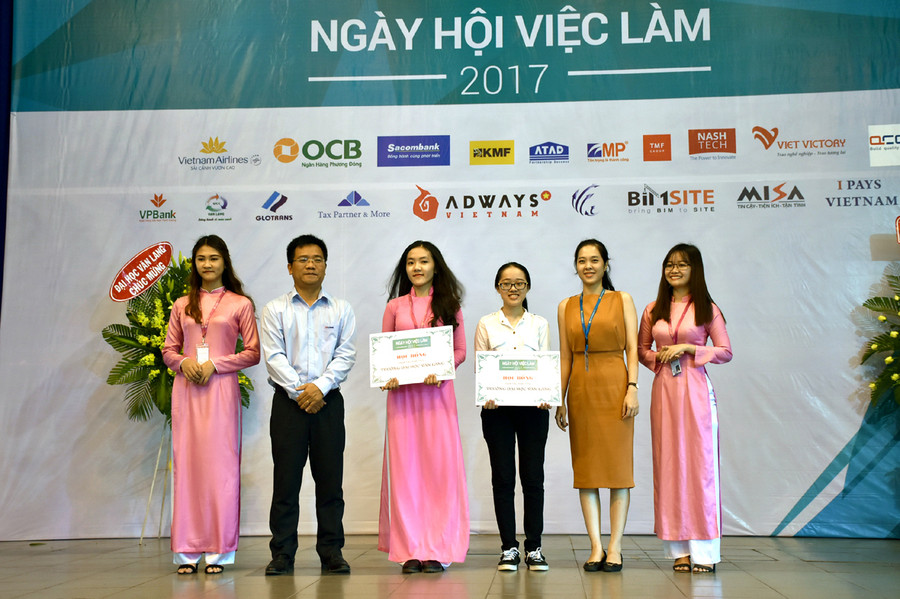 Đại diện Vietnam Airlines và Công ty QCONS trao tiền học bổng tượng trưng cho SV trường