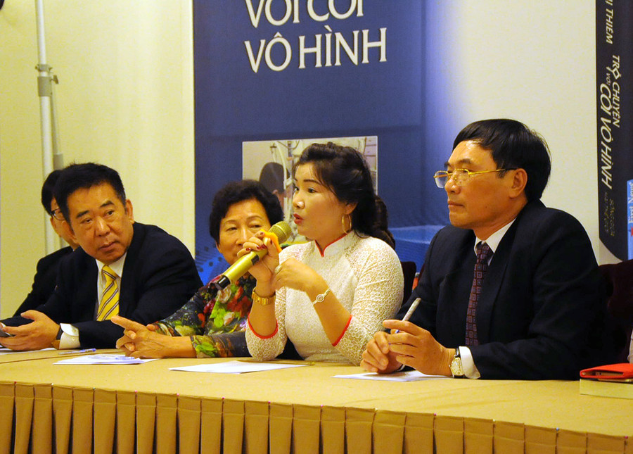 Nhà ngoại cảm Hoàng Thị Thiêm (thứ 2, từ phải qua) tại buổi giao lưu
