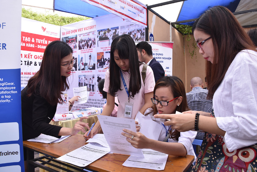 Sinh viên tìm hiểu thông tin tuyển dụng tại gian hàng của Công ty Việt Victory