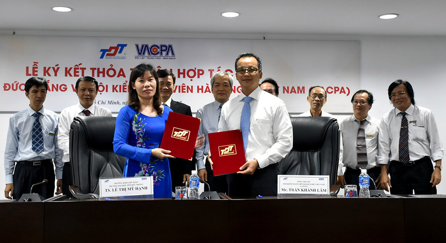 Đại diện Khoa Kế toán TDTU và đại diện VACPA ký kết biên bản thỏa thận hợp tác Đại diện Khoa Kế toán TDTU và đại diện VACPA ký kết biên bản thỏa thận hợp tác