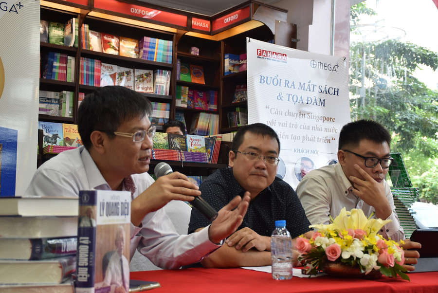 Tiến sĩ Lương Hoài Nam (bìa trái) trình bày tại tọa đàm
