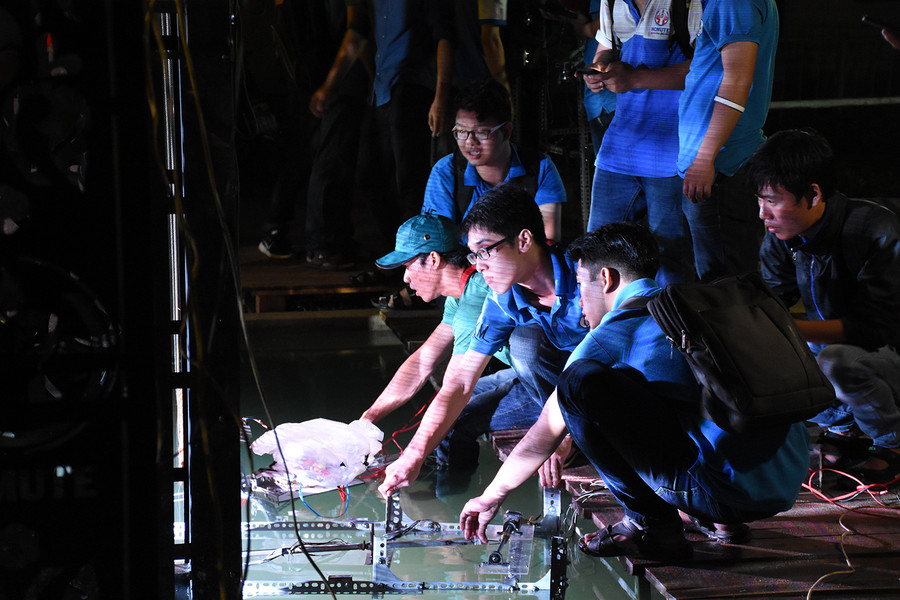 Các SV tham gia thi điều khiển robot Các SV tham gia thi điều khiển robot