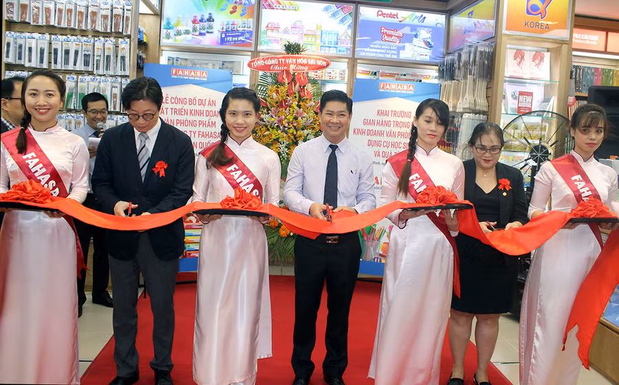 Đại diện Ban tổ chức cắt băng khai trương gian hàng trọng điểm văn phòng phẩm tại nhà sách FAHASA Tân Định