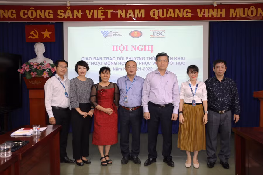 Đại biểu chụp ảnh lưu niệm