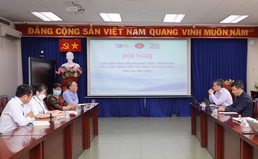 Quang cảnh buổi làm việc