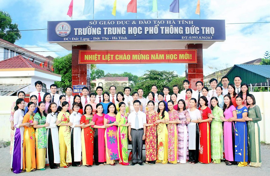 Tập thể giáo viên Trường THPT Đức Thọ qua nhiều thế hệ luôn nêu cao tinh thần đoàn kết, dạy tốt xứng đáng với truyền thống.