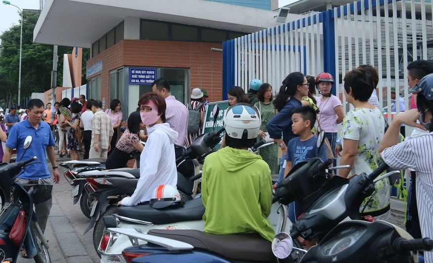 Phụ huynh chờ con trước cổng trường Phụ huynh chờ con trước cổng trường