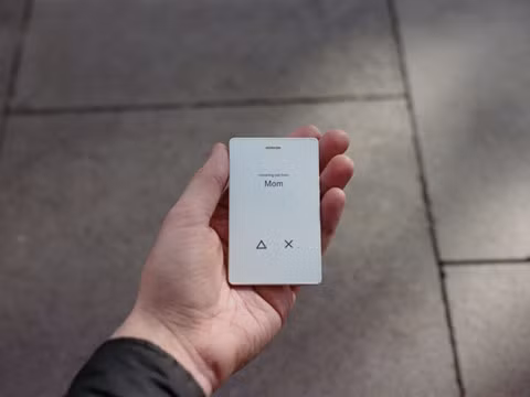 Khám phá smartphone Nhật Bản mỏng nhất, nhẹ nhất thế giới - ảnh 3