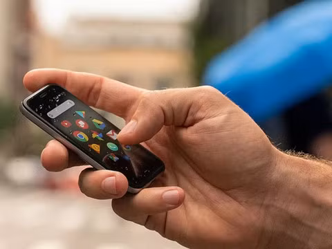 Khám phá smartphone Nhật Bản mỏng nhất, nhẹ nhất thế giới - ảnh 2