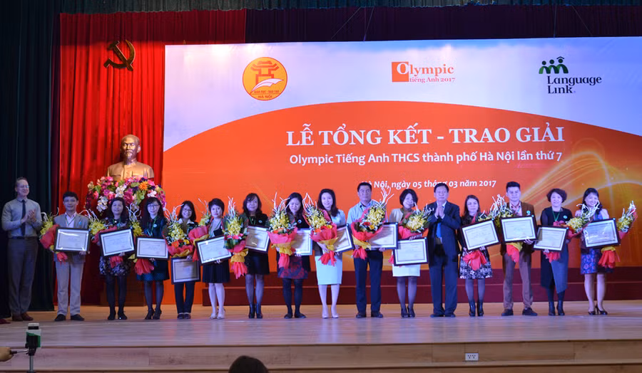 15 giải tập thể xuất sắc nhất trong phong trào Olympic tiếng Anh được BTC tặng giấy chứng nhận