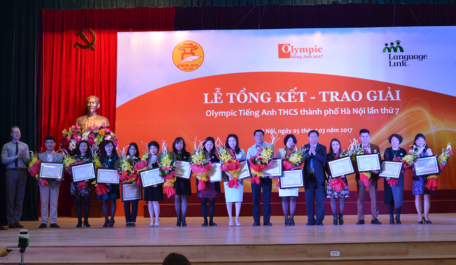 15 giải tập thể xuất sắc nhất trong phong trào Olympic tiếng Anh được BTC tặng giấy chứng nhận 15 giải tập thể xuất sắc nhất trong phong trào Olympic tiếng Anh được BTC tặng giấy chứng nhận