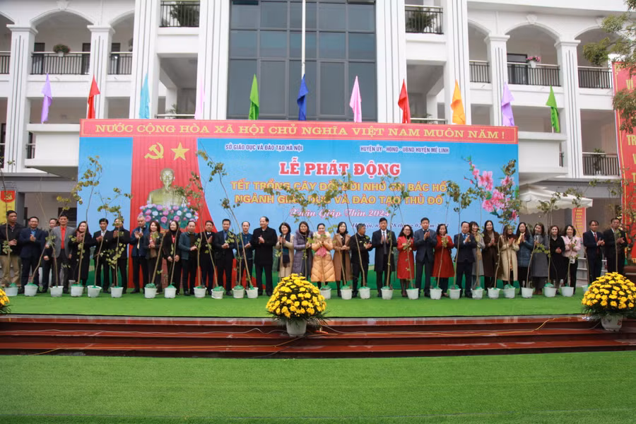 Ban tổ chức tặng cây cho các đơn vị, nhà trường. Ban tổ chức tặng cây cho các đơn vị, nhà trường.