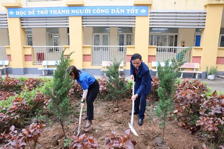 Thầy hiệu trưởng Trần Anh Tuấn cùng giáo viên nhà trường tham gia trồng cây.