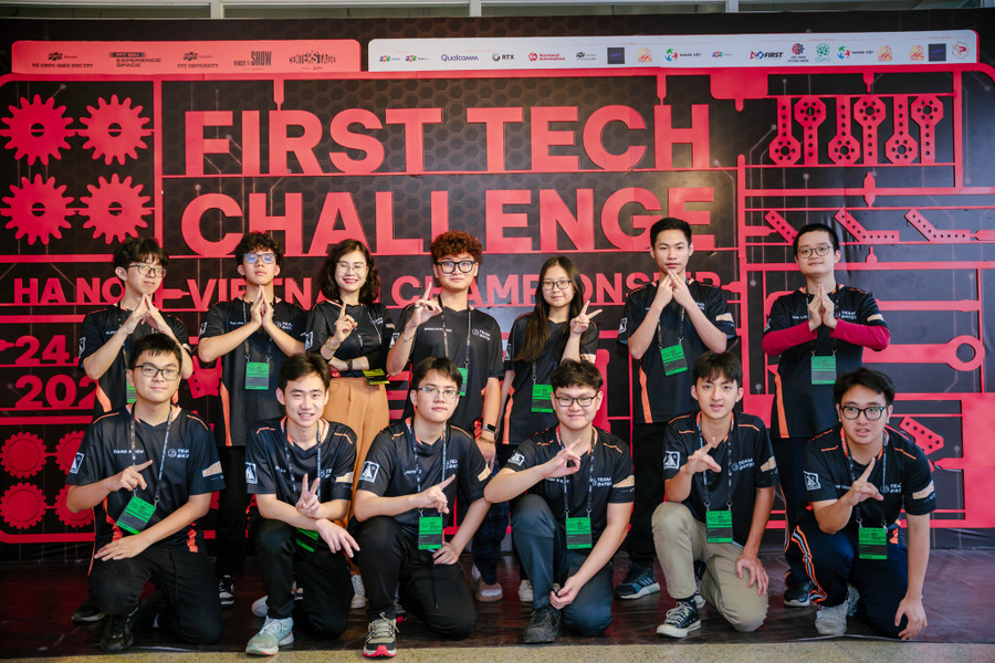 Đội tuyển GreenAms Robotics thể hiện quyết tâm chiến thắng. Đội tuyển GreenAms Robotics thể hiện quyết tâm chiến thắng.