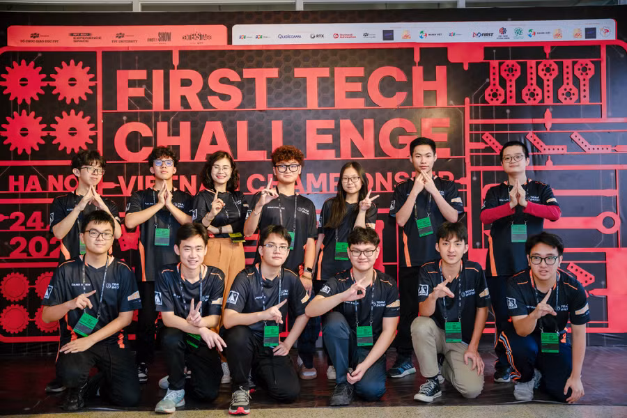 Đội tuyển GreenAms Robotics thể hiện quyết tâm chiến thắng.