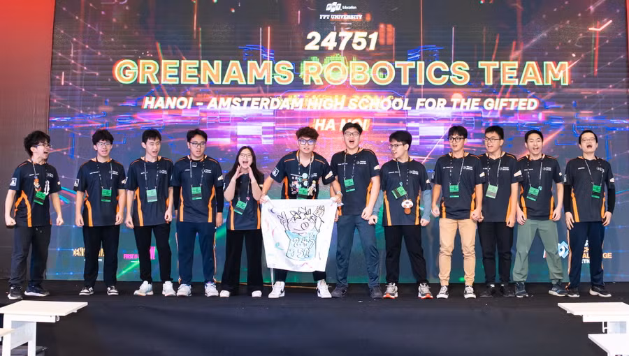 Đội tuyển GreenAms Robotics của học sinh Trường THPT chuyên Hà Nội - Amsterdam vinh dự đoạt 2 giải thưởng danh giá.