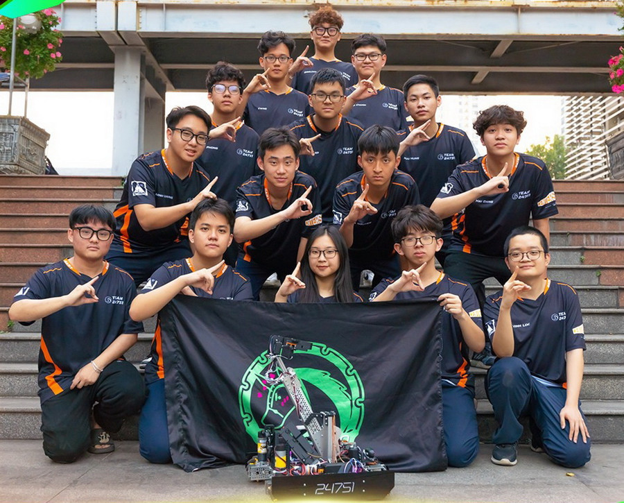 Các thành viên GreenAms Robotics cùng sản phẩm robot. Các thành viên GreenAms Robotics cùng sản phẩm robot.