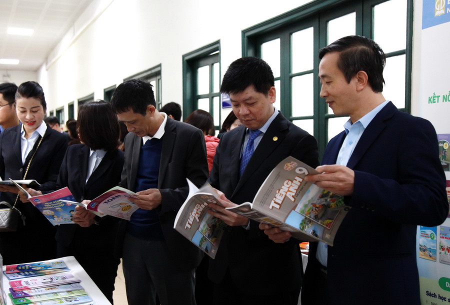 Cán bộ quản lý, giáo viên nghiên cứu sách giáo khoa mới. Cán bộ quản lý, giáo viên nghiên cứu sách giáo khoa mới.