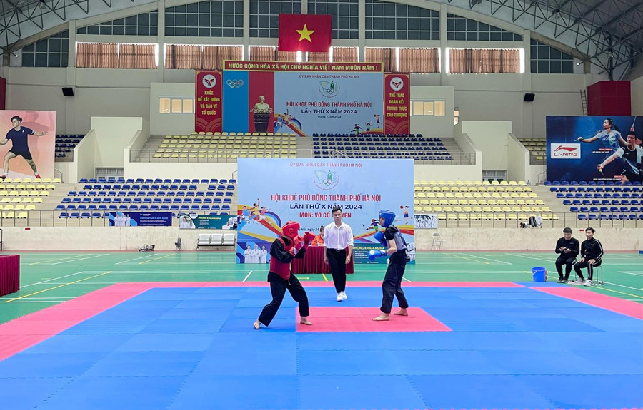 Các vận động viên thi đấu môn võ cổ truyền.