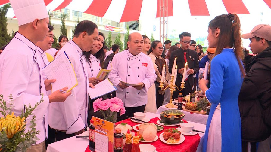 Ban giám khảo chấm điểm phần thi "Sứ giả ẩm thực Quảng Ninh". Ban giám khảo chấm điểm phần thi "Sứ giả ẩm thực Quảng Ninh".