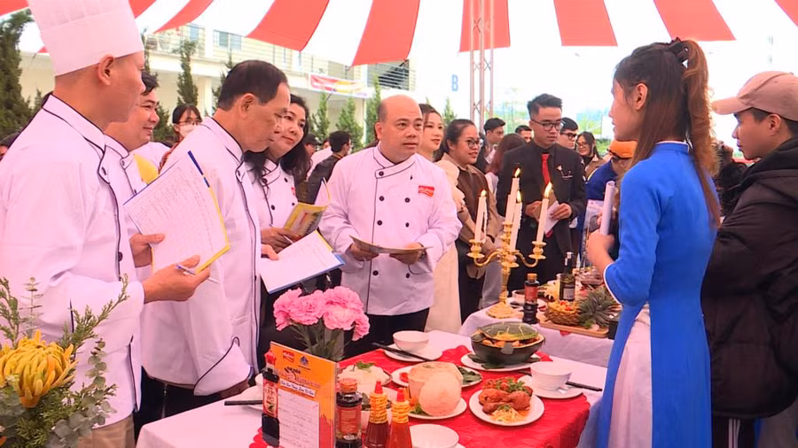 Ban giám khảo chấm điểm phần thi "Sứ giả ẩm thực Quảng Ninh".