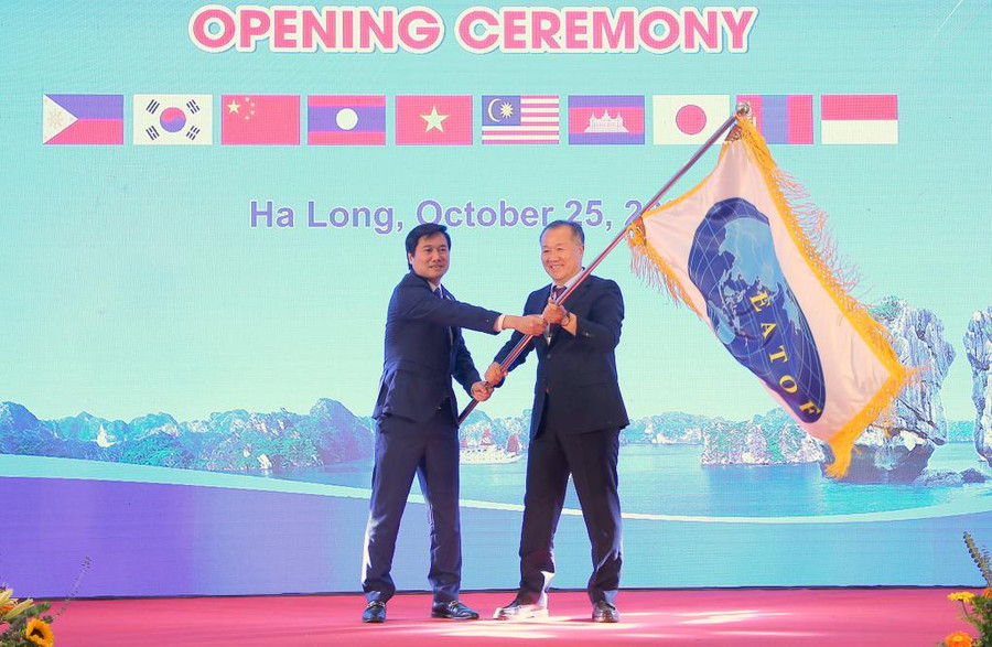 Lễ trao cờ EATOF đến Quảng Ninh, tỉnh chủ nhà đăng cai Đại hội đồng EATOF 17. Lễ trao cờ EATOF đến Quảng Ninh, tỉnh chủ nhà đăng cai Đại hội đồng EATOF 17.