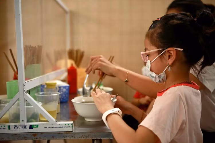 Hà Nội cho phép mở cửa lại một số dịch vụ từ 0h ngày 22/6.