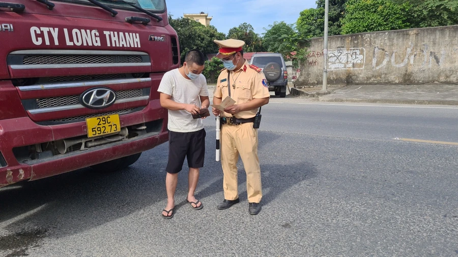 Lực lượng CSGT làm nhiệm vụ trên tuyến đường Hồ Chí Minh, địa phận huyện Chương Mỹ (Hà Nội).