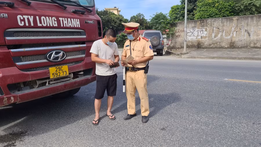 Lực lượng CSGT làm nhiệm vụ trên tuyến đường Hồ Chí Minh, địa phận huyện Chương Mỹ (Hà Nội).