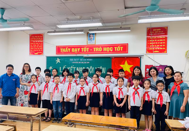 Lễ kết nạp Đội viên của Liên đội trường Tiểu học Thúy Lĩnh