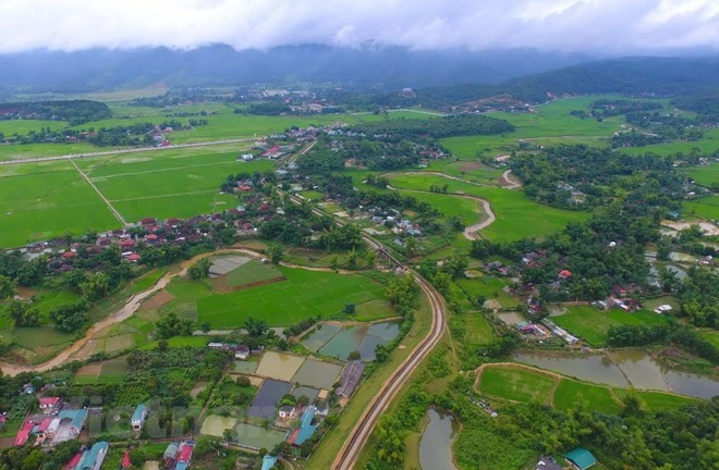 Đại thuỷ nông Nậm Rốm uốn lượn chảy dọc cung cấp nước cho cánh đồng Mường Thanh trù phú.