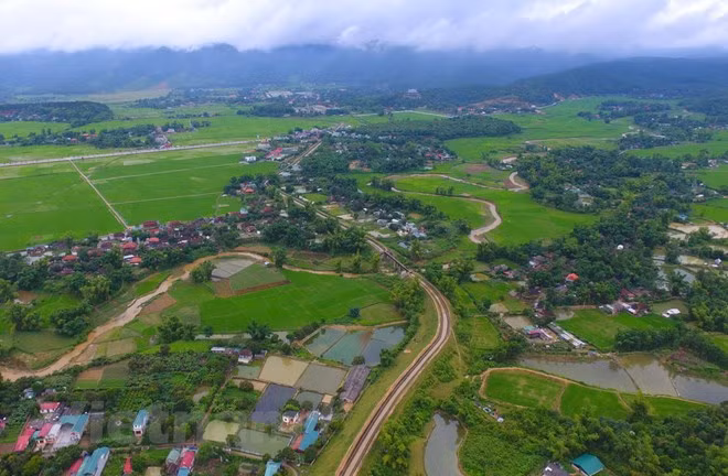 Đại thuỷ nông Nậm Rốm uốn lượn chảy dọc cung cấp nước cho cánh đồng Mường Thanh trù phú.