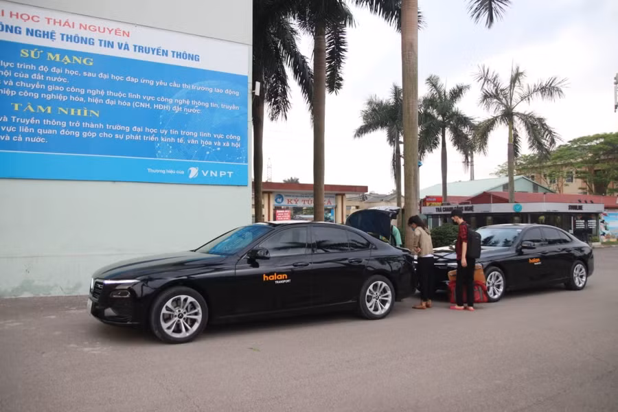 Trường Đại học Công nghệ thông tin và Truyền thông - Đại học Thái Nguyên đã vận động xe của doanh nghiệp để đưa sinh viên về nhà miễn phí
