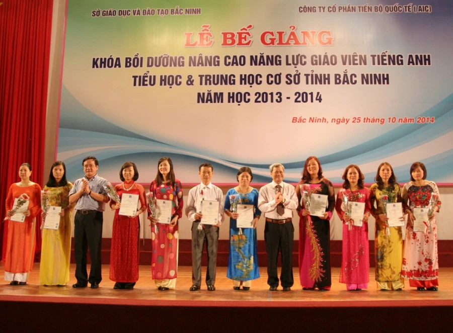 Ông Nguyễn Tử Quỳnh và ông Phạm Ngọc Phương trao chứng chỉ cho các học viên tiêu biểu