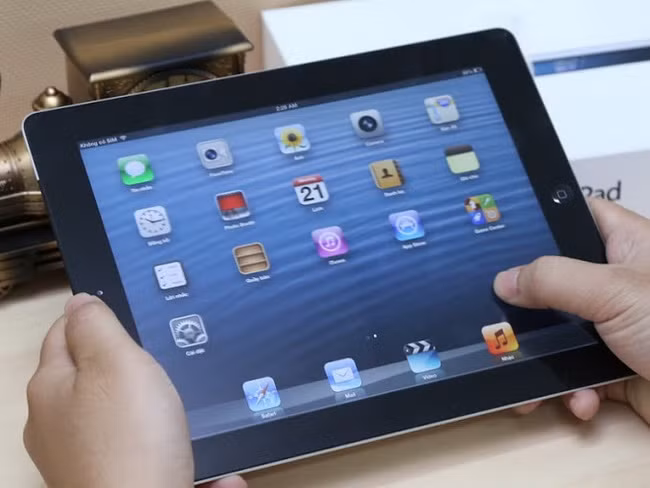 Tại sao iPad cũ không bị làm chậm hiệu năng như iPhone?
