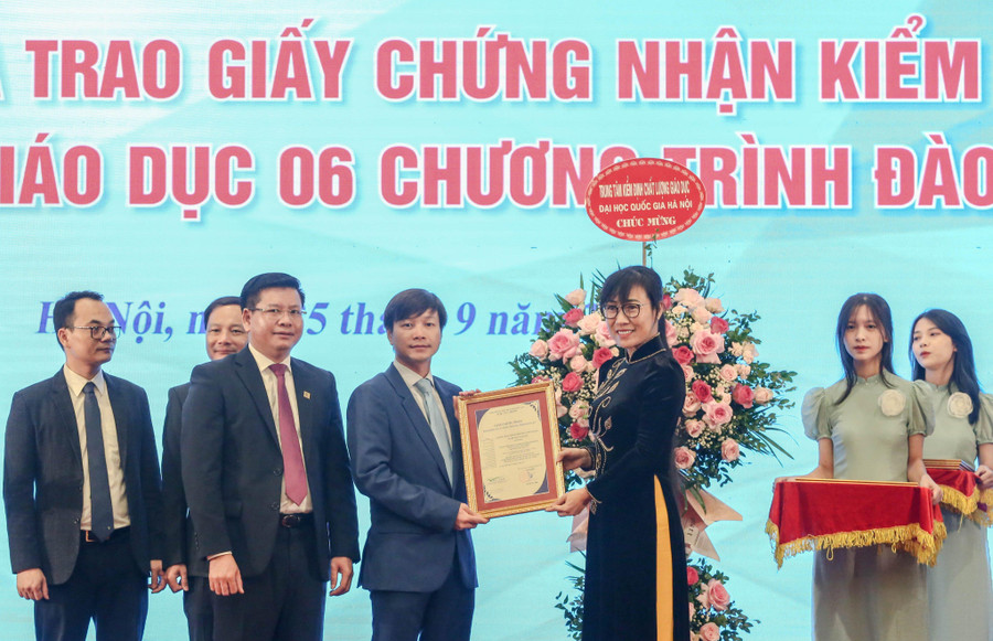 TS Tạ Thị Thu Hiền - Giám đốc Trung tâm Kiểm định chất lượng giáo dục (Đại học Quốc gia Hà Nội) trao Giấy chứng nhận kiểm định chất lượng giáo dục cho 6 chương trình đào tạo của trường Đại học Điện lực. TS Tạ Thị Thu Hiền - Giám đốc Trung tâm Kiểm định chất lượng giáo dục (Đại học Quốc gia Hà Nội) trao Giấy chứng nhận kiểm định chất lượng giáo dục cho 6 chương trình đào tạo của trường Đại học Điện lực.