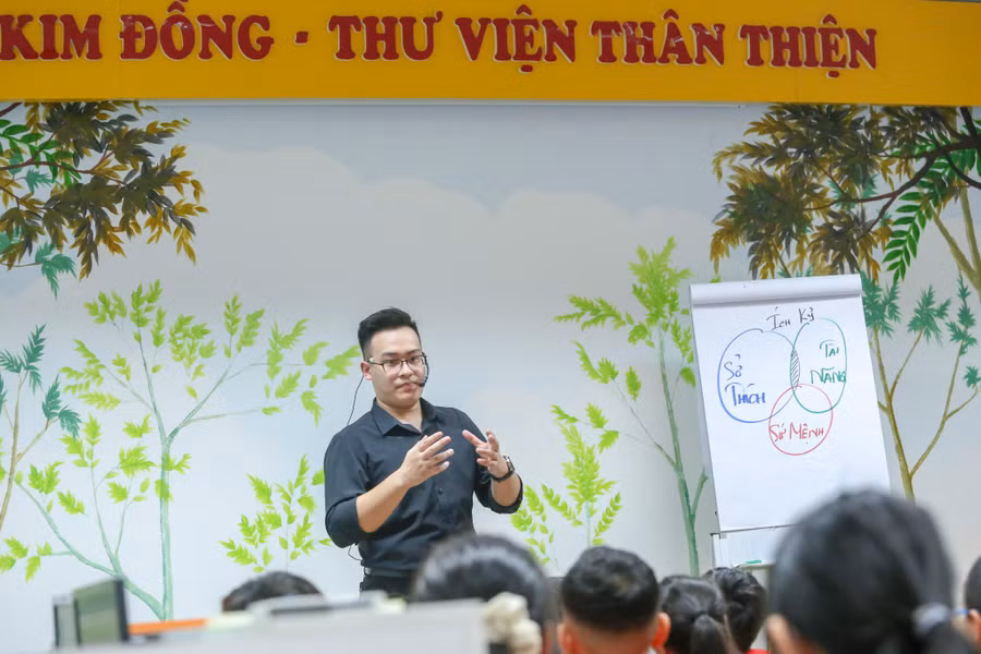 Giảng viên khơi gợi cảm hứng học tập cho học sinh tại buổi trải nghiệm kỹ năng sống.