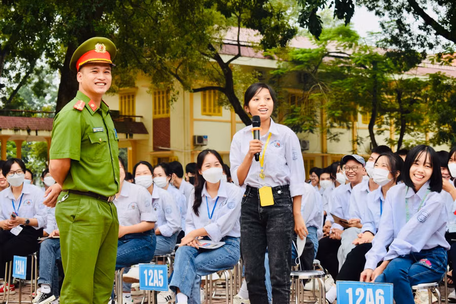 Học sinh trường THPT Lục Ngạn số 1 trả lời các câu hỏi từ báo cáo viên.