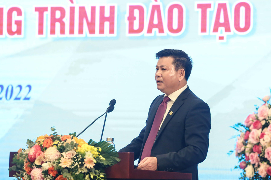 PGS.TS Đinh Văn Châu - Quyền Hiệu trưởng trường Đại học Điện lực phát biểu tại buổi lễ. PGS.TS Đinh Văn Châu - Quyền Hiệu trưởng trường Đại học Điện lực phát biểu tại buổi lễ.