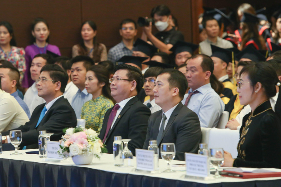 Các đại biểu dự chương trình buổi lễ. Các đại biểu dự chương trình buổi lễ.