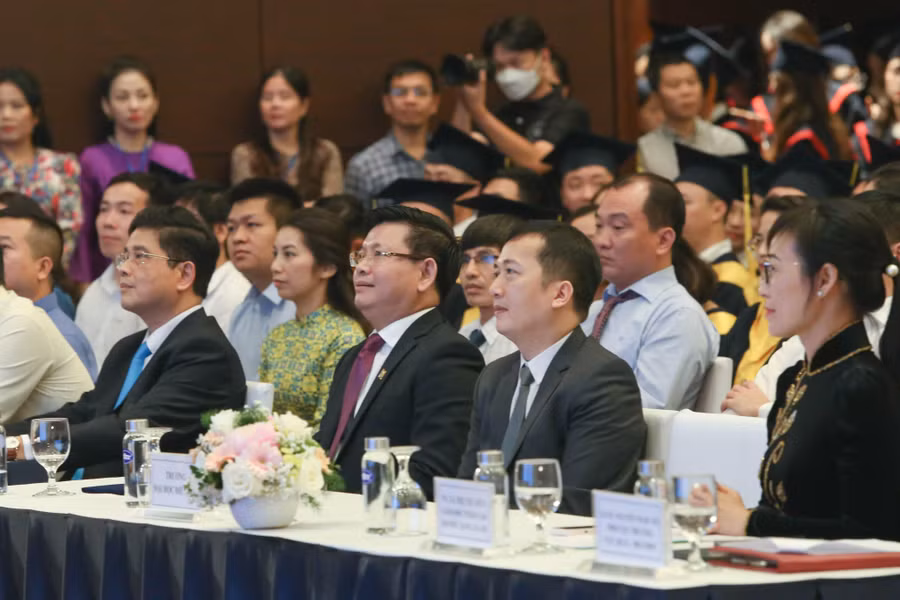 Các đại biểu dự chương trình buổi lễ.