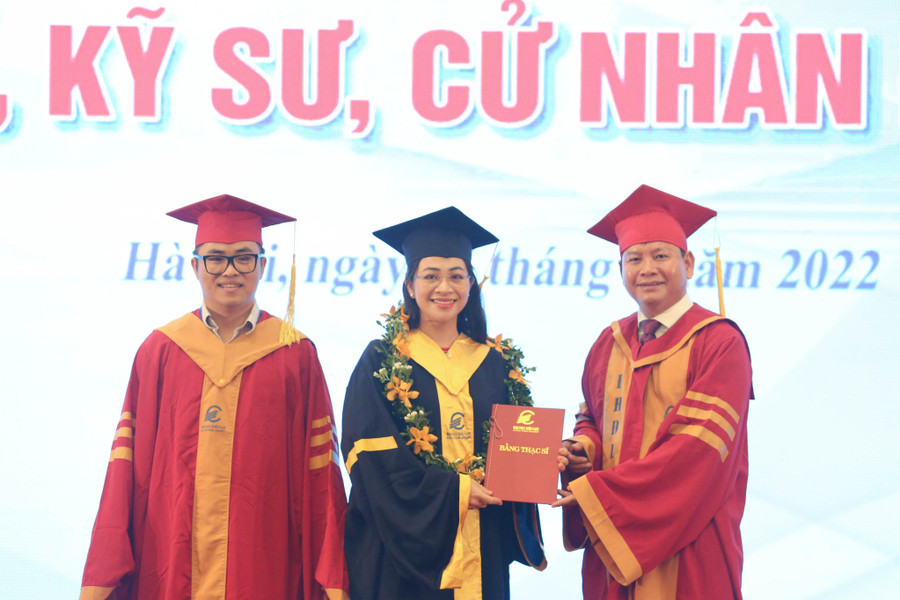 PGS. TS. Đinh Văn Châu, Phó Bí thư Đảng ủy, Quyền Hiệu trưởng trường Đại học Điện lực (bên trái ngoài cùng) trao bằng thạc sĩ cho học viên.