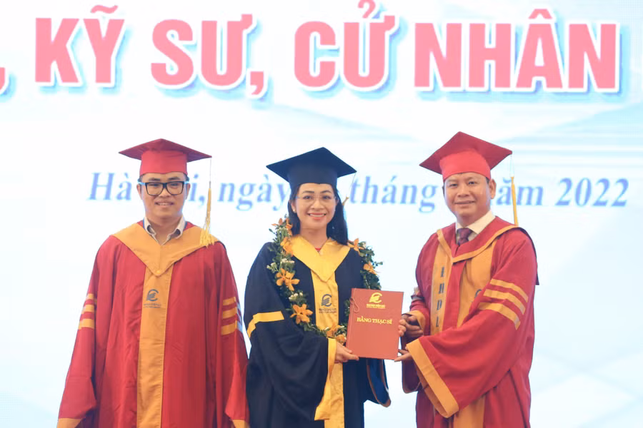 PGS. TS. Đinh Văn Châu, Phó Bí thư Đảng ủy, Quyền Hiệu trưởng trường Đại học Điện lực (bên trái ngoài cùng) trao bằng thạc sĩ cho học viên.
